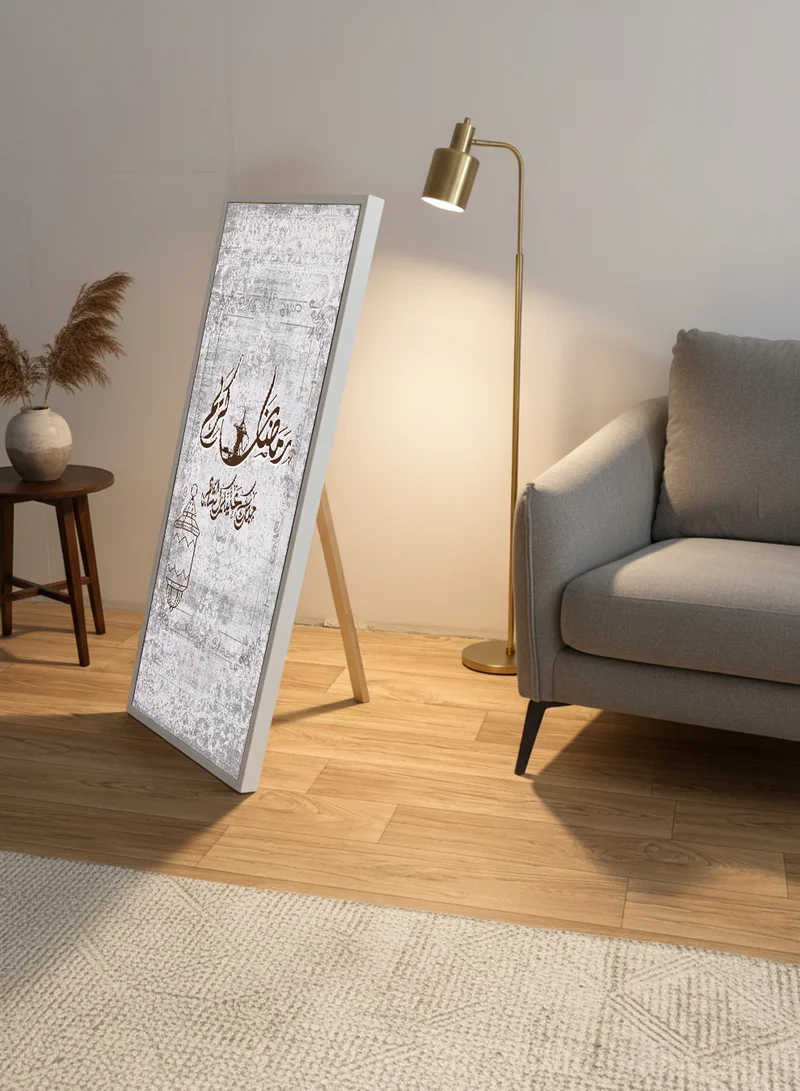 لوحة لوحة كانفاس على إطار خشبي بإطار خارجي أبيض مع حامل خلفي بتصميم رمضان كريم